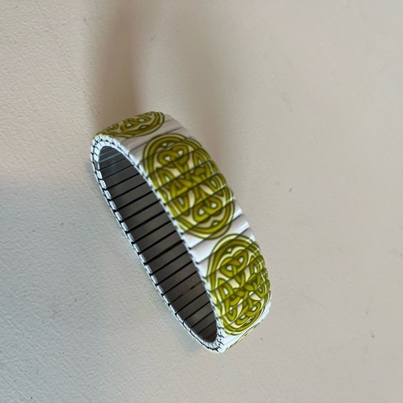 NWOT Celtic White and Green Stretch Bracelet - Picture 1 of 3